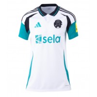 Camisa de Futebol Newcastle United Alexander Isak #14 Equipamento Secundário Mulheres 2024-25 Manga Curta